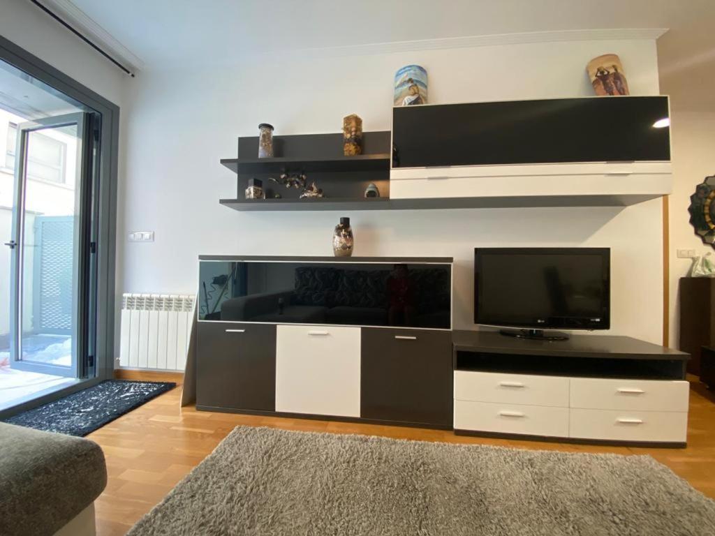 Appartamento Piso familiar amplio con acceso directo a la playa Bueu Esterno foto