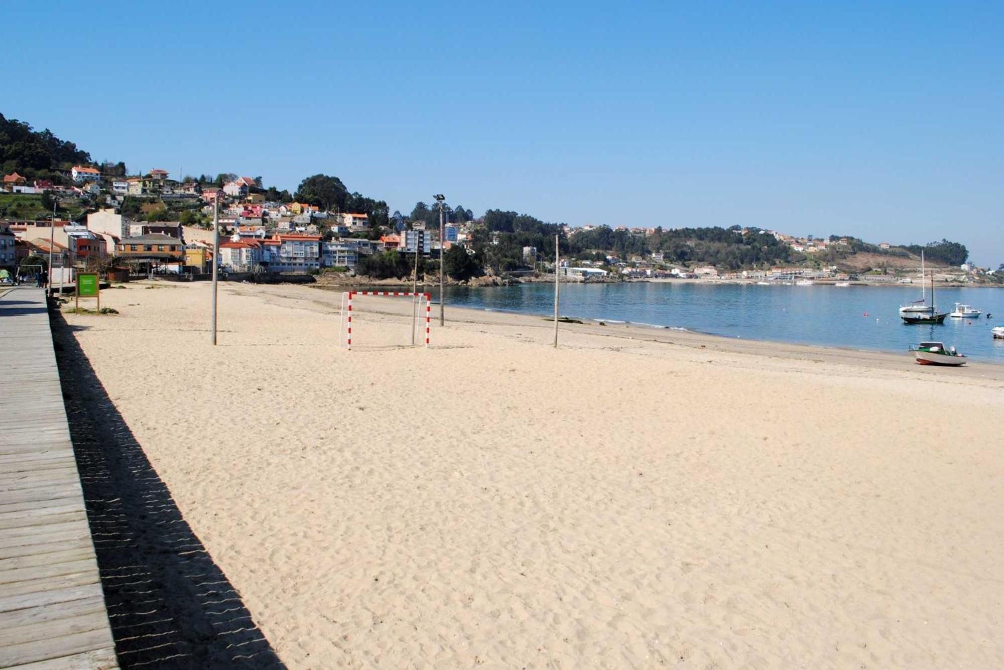 Appartamento Piso familiar amplio con acceso directo a la playa Bueu Esterno foto